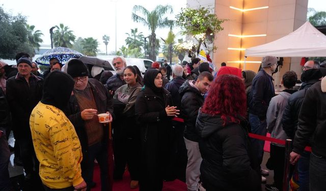 İndirim uğruna yağmura aldırmadılar saatlerce sıra beklediler