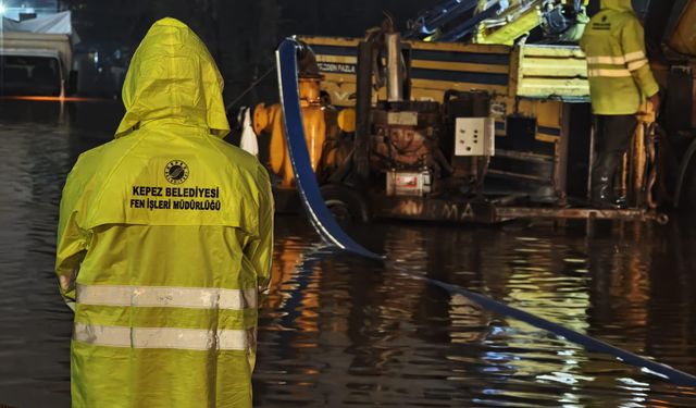 Antalya’da sağanak yağış durmadı: Kepez’de ekipler aralıksız nöbet tuttu