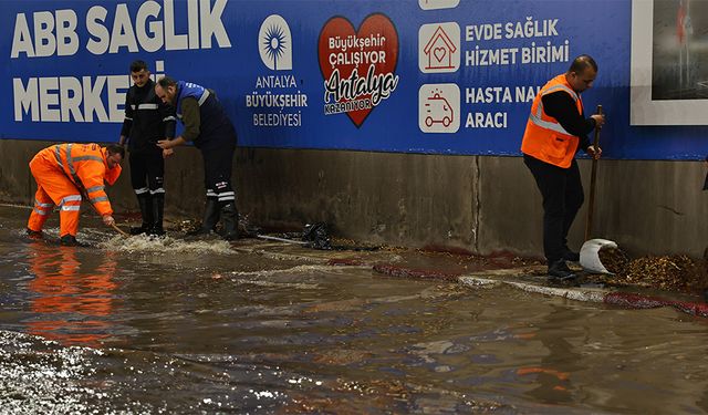 Antalya'yı sağanak bastı, ekipler gece gündüz demeden çalıştı!