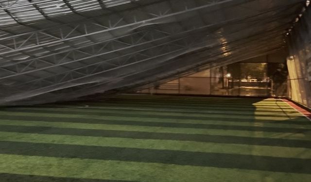 Fırtına sebebiyle yer yerinden oynadı, halı sahanın çatısı çöktü!