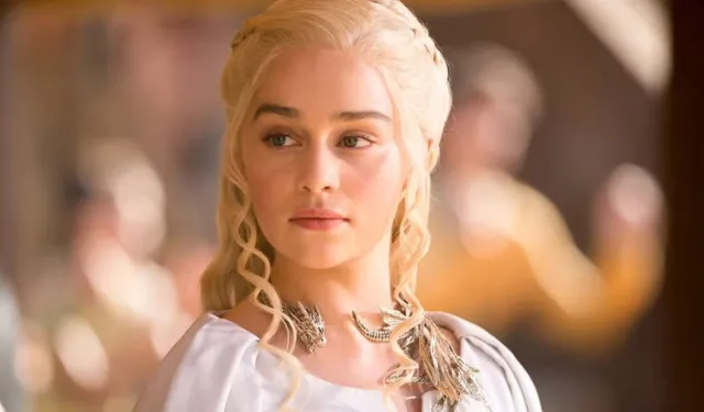 Game of Thrones’ın yıldızı Emilia Clarke yeni dizisinde ci*nsel ilişki sahnesini çekerken kaburgasını kırdı