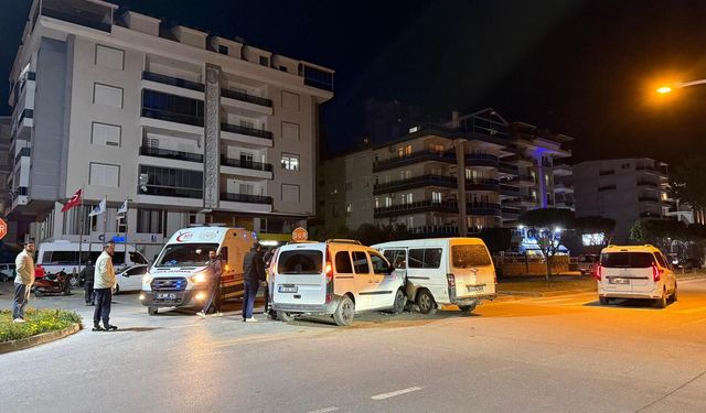 Gazipaşa'da korkutan kaza: 2 kamyonet çarpıştı
