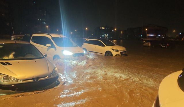 Sağanak Antalya'yı adeta felç etti: Gece boyu kabus yaşandı!
