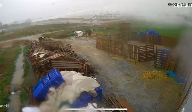 Her şey saniyeler içinde oldu: Hortum serayı parçaladı!