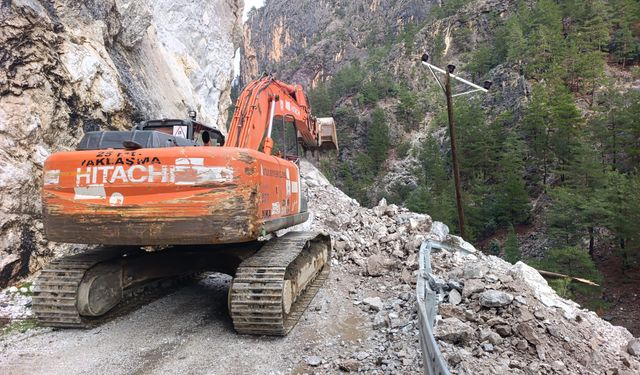 Alacami yolunda heyelan paniği: Ekipler seferber oldu