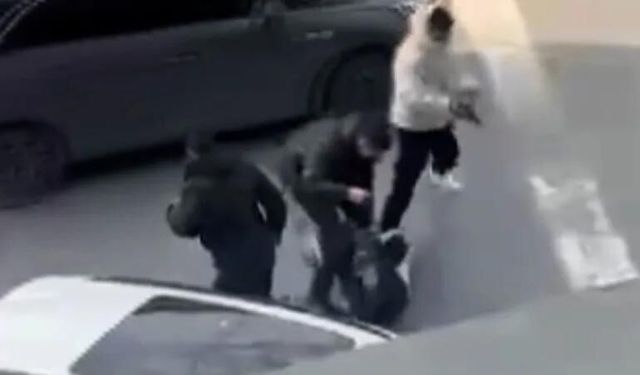 İstanbul’da sokak ortasında kavga: O anlar kameraya böyle yansıdı