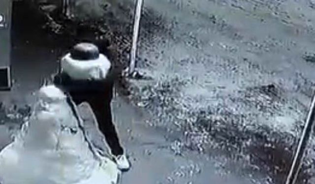 Bu da oldu: Kardan adamın kafasını çaldı!