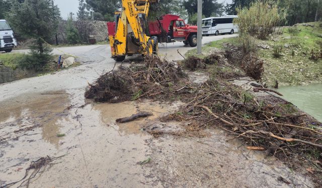 Kemer'de sağanak sonrası ekiplerden temizlik seferberliği