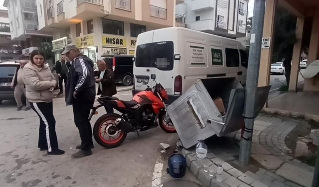 Manavgat’ta kamyonet motosiklete çarptı: 1 yaralı