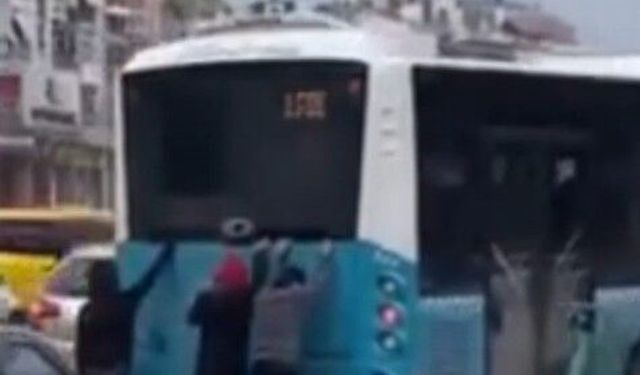 Bile bile ölüme gidiyorlar! Araçların arkasına tutunarak 'eğleniyorlar'