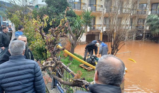 Sağanak sonrası Kemer’de temizlik çalışmaları başladı