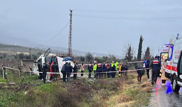 Sağlık çalışanlarını taşıyan araç üzüm bağına uçtu: Çok sayıda yaralı var!