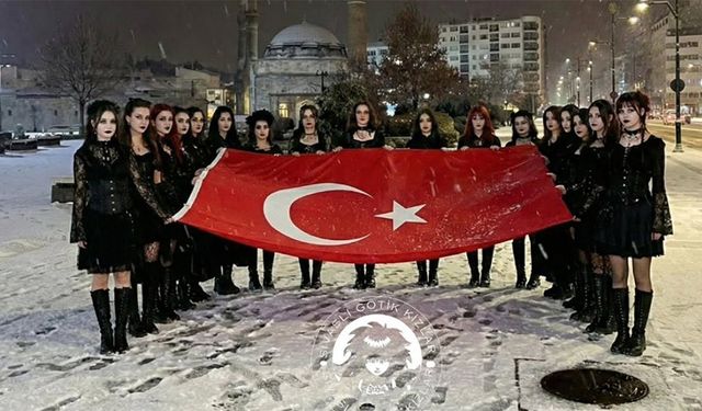 Sivaslı gotik kızlardan bayrak sevgisi! Saldırıya böyle tepki gösterdiler!