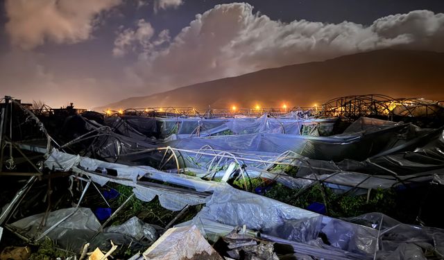 Finike ve Kumluca'da hortum çıktı, üretici zor durumda kaldı!