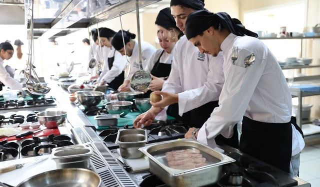Alanya’da turizm öğrencilerine Uzak Doğu mutfak eğitimi veriliyor