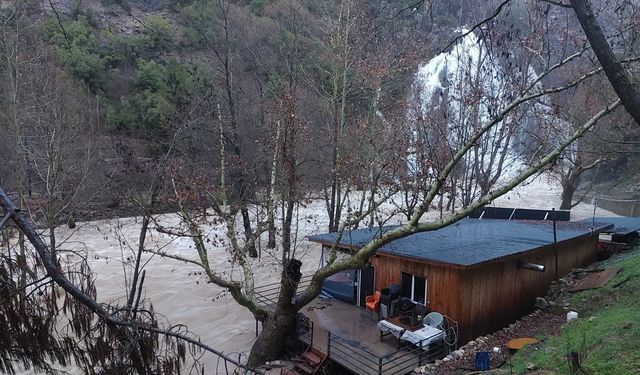 Alara Çayı debisi yükseldi, yollar göçtü