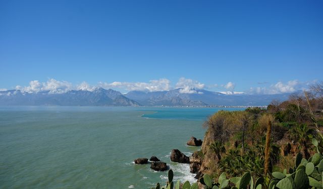 Antalya’da doğa şöleni: Aynı karede denizin iki farklı tonu