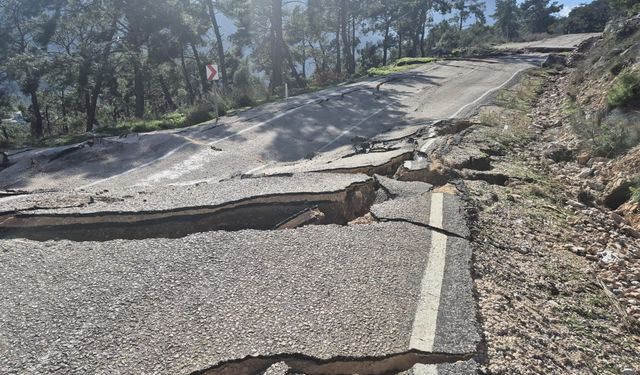 Antalya’da üç mahalleyi bağlayan yol çöktü, araç trafiği kapandı