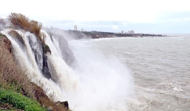 Antalya sarı uyarı: Şelale tersine çağladı