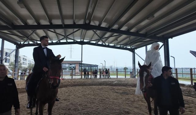 At üstünde başlayan aşk at üstünde taçlandırıldı