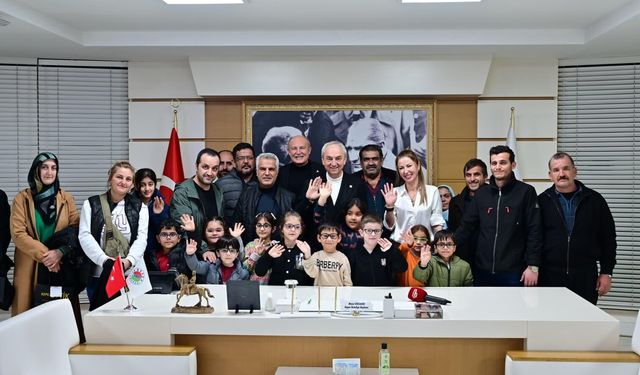 Başkan Kocagöz, görme problemi yaşayan öğrencilere gözlüklerini teslim etti