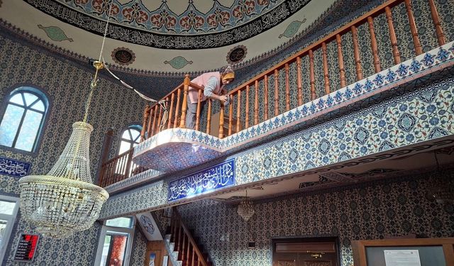 Cami halıları süpürülüyor, bahçeler temizleniyor: Kemer’de Ramazan hazırlığı