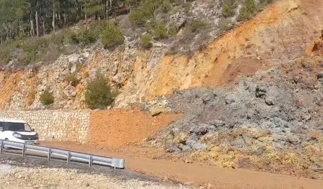 Gündoğmuş'ta ulaşıma kapanan yol, tek şeritten trafiğe açıldı