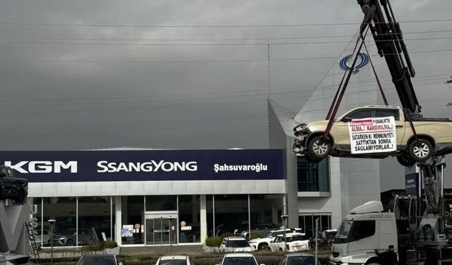 Memnuniyetsizliğe sıra dışı tepki: Vinç ile asıp firma önünde eylem yaptı