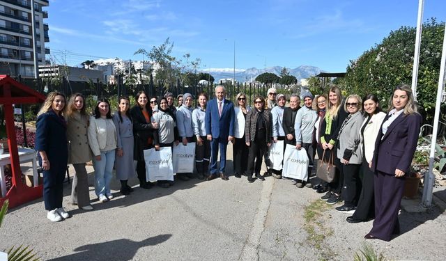 Başkan Kocagöz’den 8 Mart’ta kadın çalışanlara karanfilli kutlama