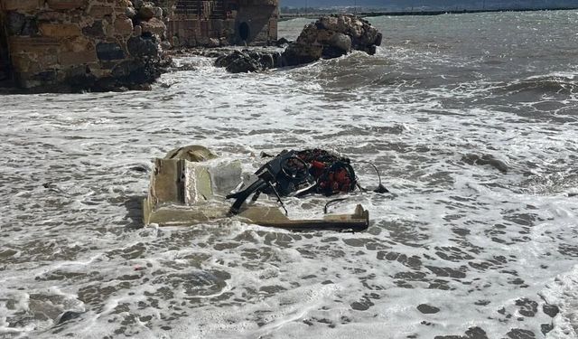 Fırtınada saniyelerle yarış: Yüzerek kurtuldular