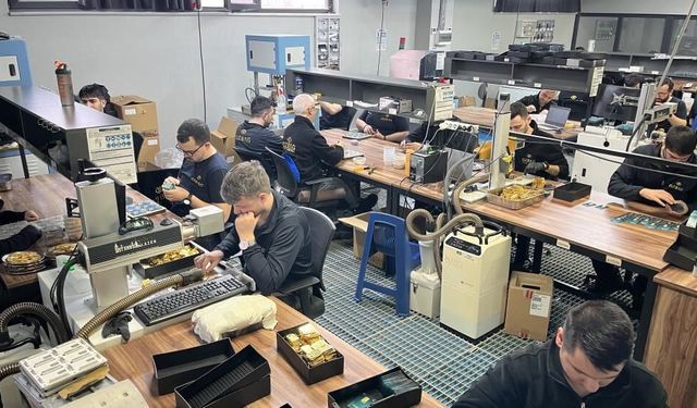 Altın talebine yetişmek için gece gündüz üretim yapıyorlar