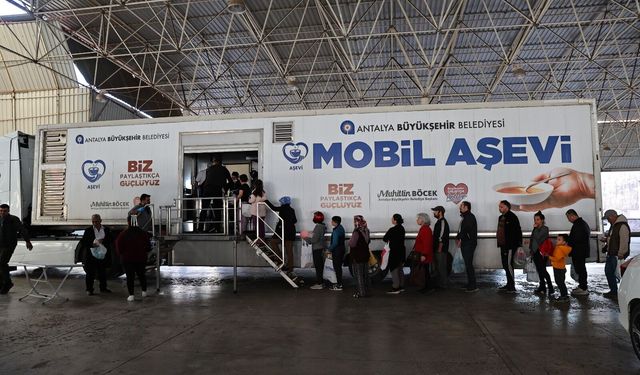 Antalya’da mobil aşevi iftar öncesi sıcak yemek ikramına devam ediyor