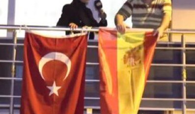 "Bayrak asan dayı" bu kez de İspanya bayrağı astı!