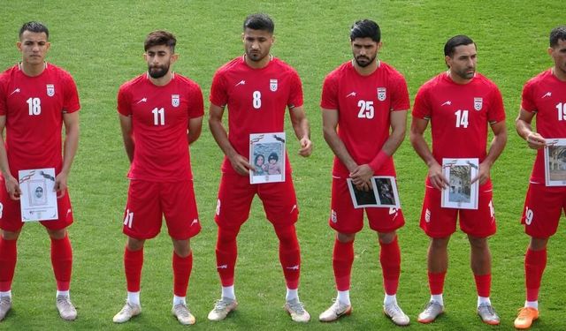 İranlı futbolcular, savaşta ölen çoc*kların fotoğraflarıyla sahaya çıktı