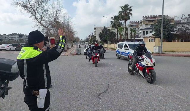 32 yıllık meslek hayatına iş arkadaşlarının anlamlı sürpriziyle veda etti!