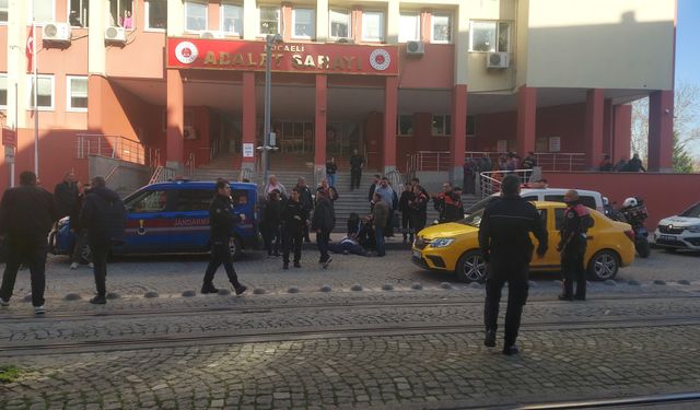 Kendini ist*smar eden şahsı mahkeme çıkışı kalbinden b*çakladı!