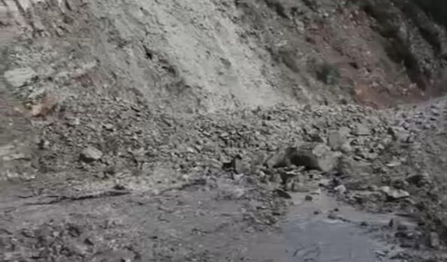 Kumluca’da heyelan: Yol trafiğe kapandı