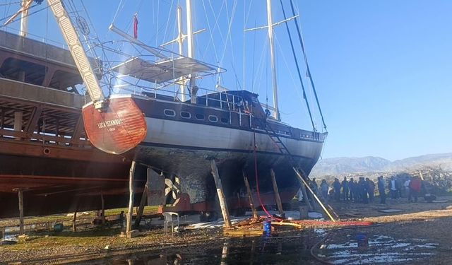 Manavgat’ta tur teknesinde yangın çıktı: 1 işçi yaralı