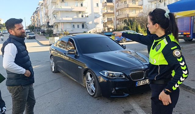 Park halindeki araca çarpan motosikletli yaralandı