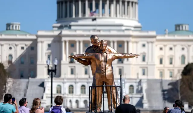 Washington’ı sarsan görüntü: Trump ve Epstein’in heykeli dikildi