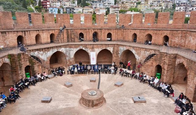 Alanya’da tarihi atmosferde eş zamanlı kitap okuma etkinliği