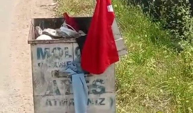 Belediye personelinden örnek davranış: Çöpe atılan bayrağa sahip çıktı