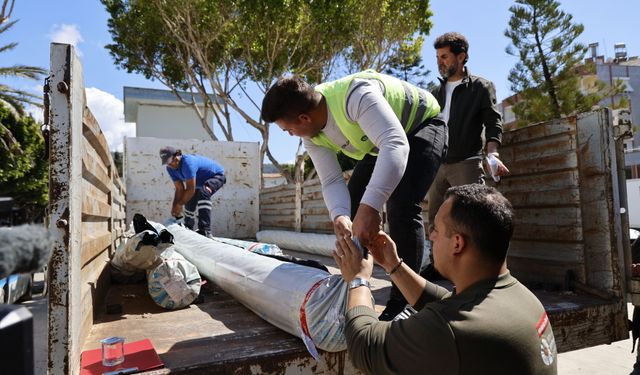 Kumluca'da afet sonrası üreticilere naylon desteği