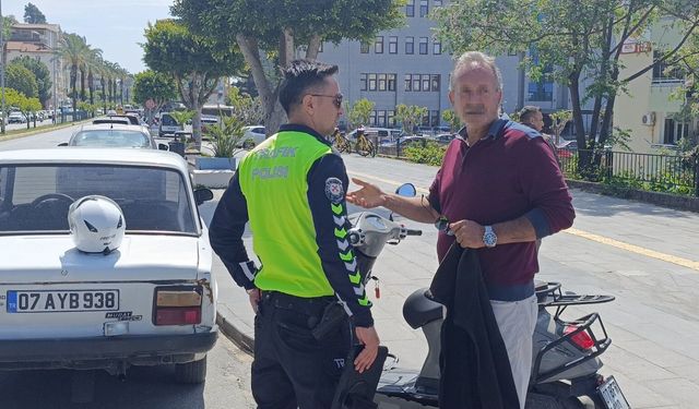 Antalya’da korkutan kaza: Elektrikli bisikletli park halindeki aracın altına girdi