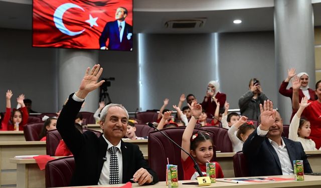Minik başkan Kocagöz’ü kıskandırdı: “Meclisi benden daha güzel yönettin”