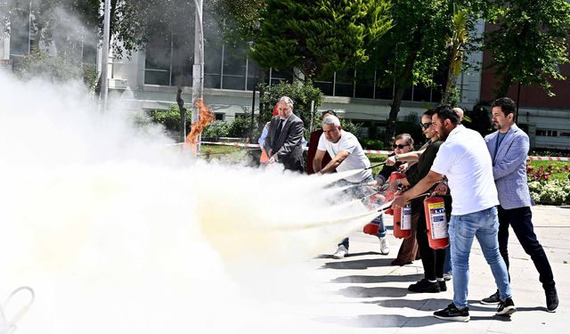 Muratpaşa Belediyesi’nde yangın tatbikatı: Personel uygulamalı eğitim aldı