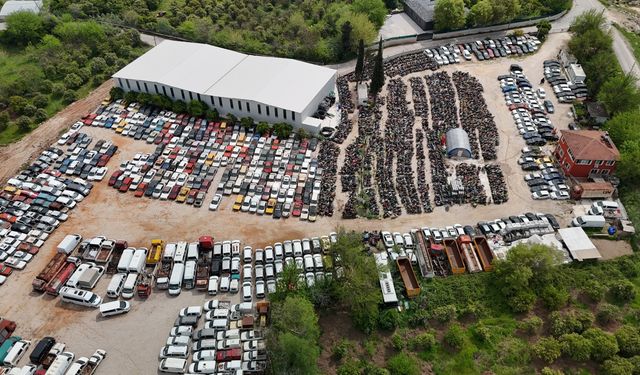 Antalya’da Yediemin Otoparklarında binlerce araç yıllardır çürümeye terk edildi