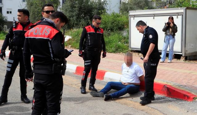 Antalya’da polisten kaçan şahsın attığı poşetten bakın ne çıktı!