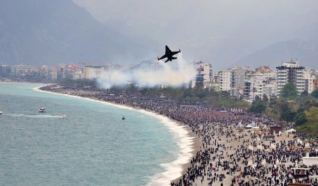 SOLOTÜRK Antalya semalarında göz kamaştırdı: Binlerce kişi izledi