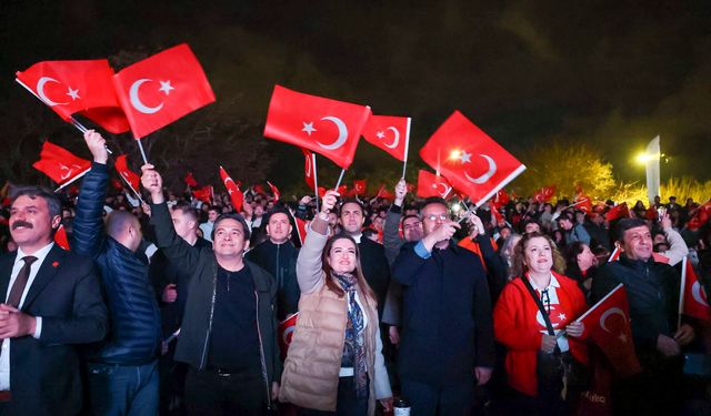 Maç heyecanı Antalya sokaklarına taştı: Tarihi zaferi birlikte kutladılar